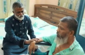 অসুস্থ শ্রমিকদল নেতাকে হুইলচেয়ার উপহার দিলেন খোরশেদ