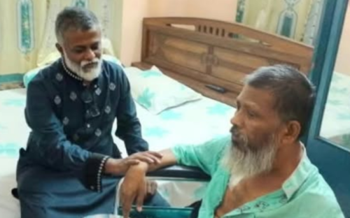 অসুস্থ শ্রমিকদল নেতাকে হুইলচেয়ার উপহার দিলেন খোরশেদ